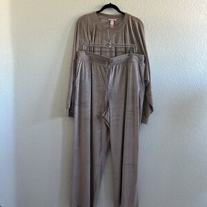 NWT Victoria Secret set of long sleeve shirt and jogger pants